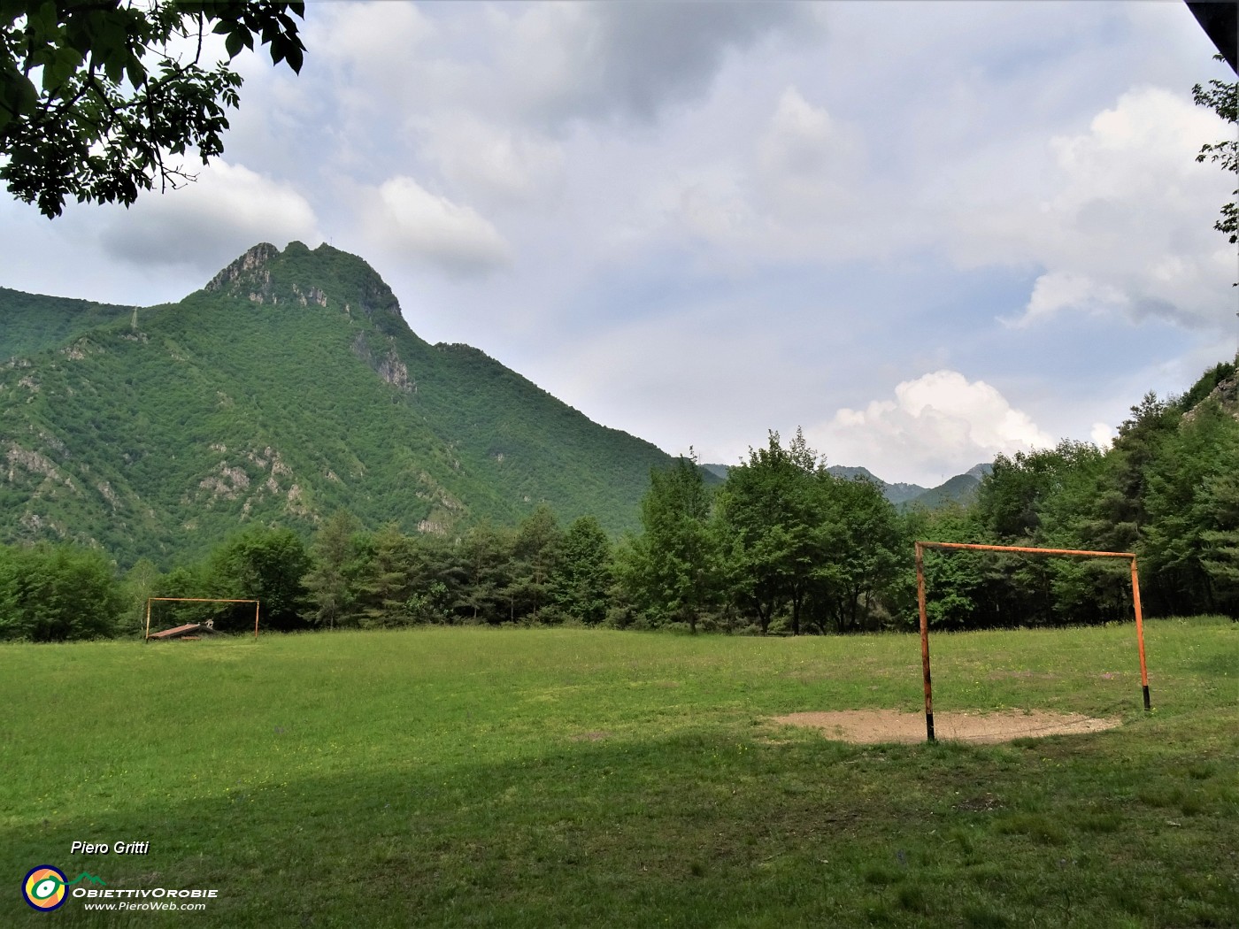 37 Campetto di calcio al 'Piano' con vista in Monte Zucco.JPG